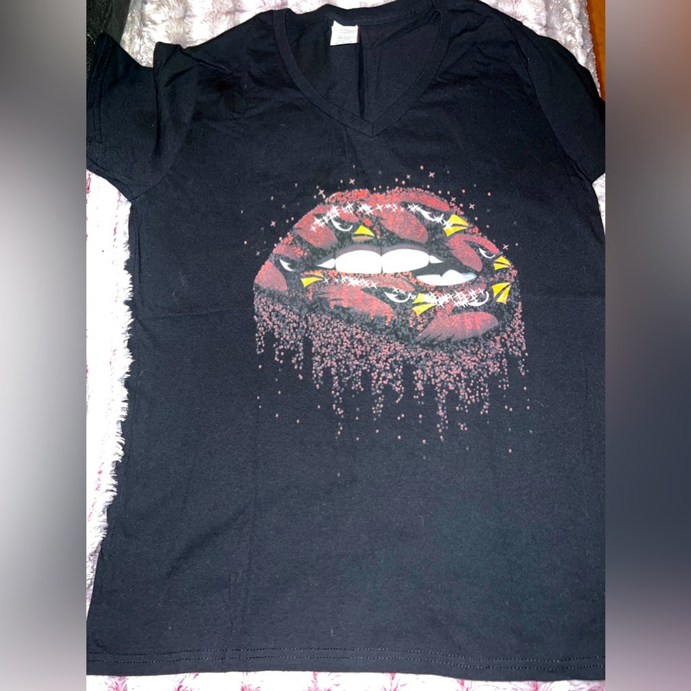 Women’s Biting Glossy Lips Sexy Arizona Cardinals NFL Football T-Shirt Size L